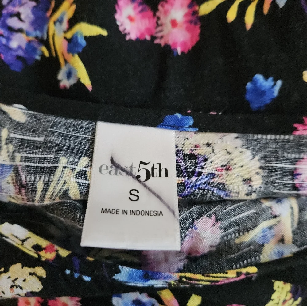 East 5th Floral Top Small - Picture 4 of 4